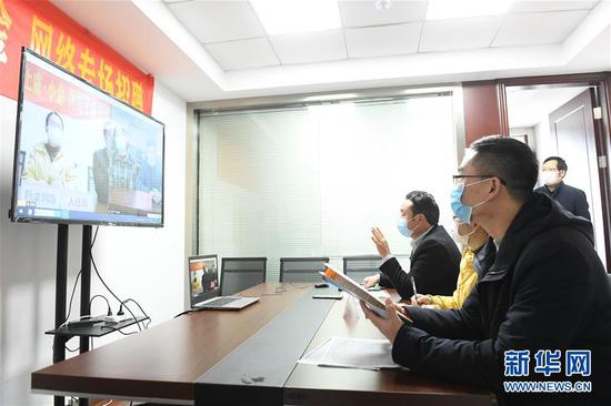  3月11日，在浙江省紹興市上虞區(qū)人社局，上虞區(qū)用人企業(yè)和四川省小金縣務(wù)工人員進(jìn)行網(wǎng)絡(luò)專場(chǎng)招聘。新華社記者 翁忻旸 攝