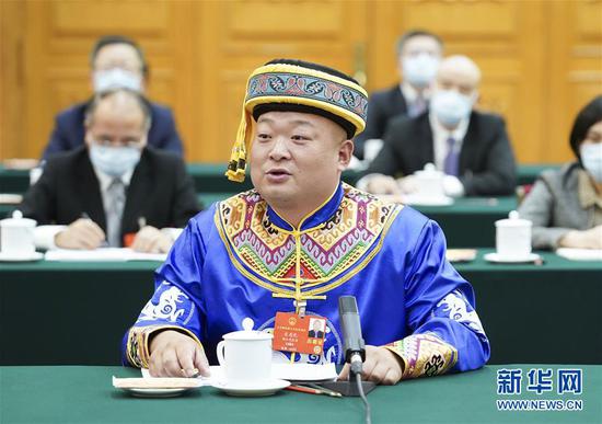  5月24日，全國(guó)人大代表宋慶禮參加湖北代表團(tuán)的審議并發(fā)言。新華社記者 黃敬文 攝