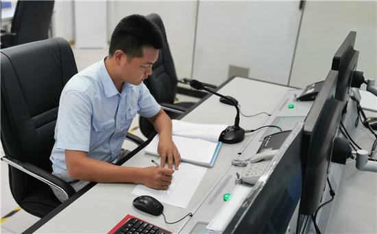 （***亮在進(jìn)行測(cè)試工作）